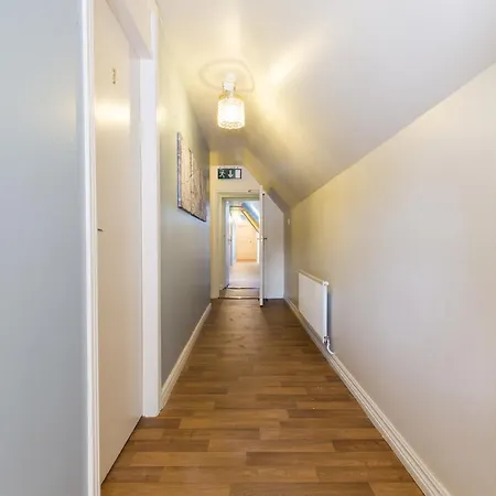 Lakeland House Hostel *